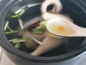 加入料酒。盖上盖子大火烧开，转小火慢炖40分钟。