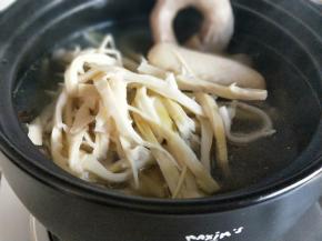 40分钟后汤汁渐浓，加入泡好的笋尖，继续熬20分钟即可。