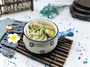 盛出撒上葱花。