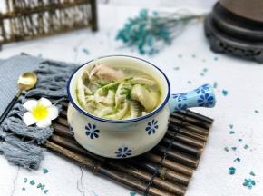 盛出撒上葱花。