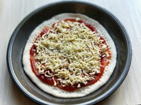 撒上一层马苏里拉芝士。