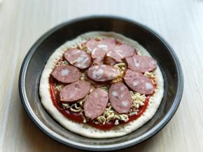 摆放上切好的香肠。