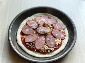 摆放上切好的香肠。