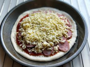 最后再撒上一层马苏里拉芝士，入烤箱中层，180度烤20分钟左右。