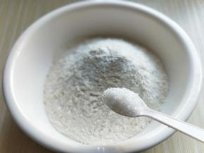 中筋面粉加入大口器具中，加入白砂糖。