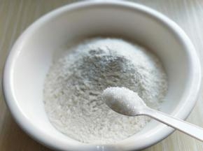 中筋面粉加入大口器具中，加入白砂糖。