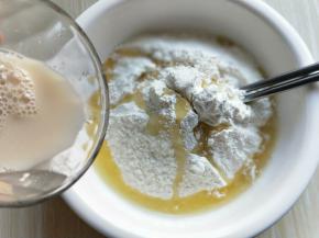 酵母粉用温水化开，分次加入，边用筷子挑成絮状。