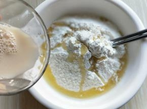 酵母粉用温水化开，分次加入，边用筷子挑成絮状。