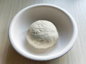 再揉成面团，盖上盖子进行发酵。