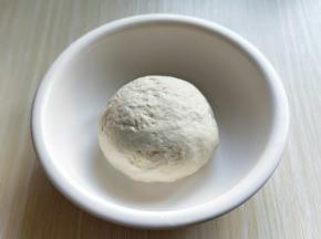再揉成面团，盖上盖子进行发酵。