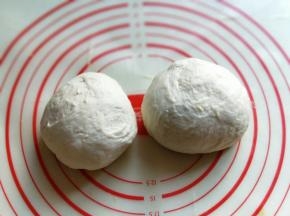 取出排气，分两个面团，一个厚底，一个薄一点。(^_^)
