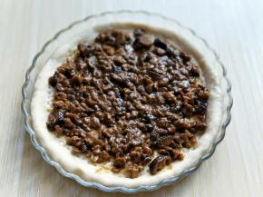 酱香菇酱涂抹平整。