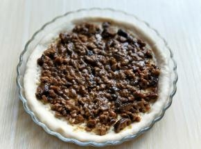 酱香菇酱涂抹平整。