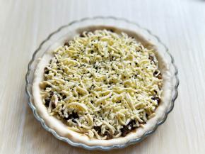 均匀撒上马苏里拉芝士，再撒上少许黑芝麻。