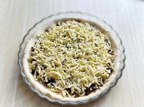 均匀撒上马苏里拉芝士，再撒上少许黑芝麻。