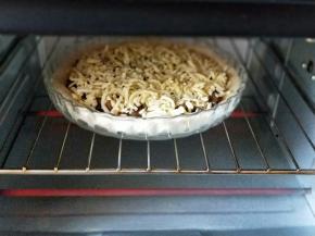 烤箱180度预热5分钟，披萨盘入烤箱中层，180度看18-20分钟。(具体时间根据自家烤箱性能另定。)