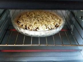 烤箱180度预热5分钟，披萨盘入烤箱中层，180度看18-20分钟。(具体时间根据自家烤箱性能另定。)