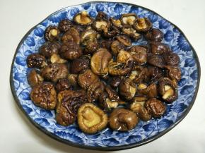 干香菇冷水泡4小时以上，也可以呀泡一夜。(选用鲜香菇也可以)我的是朋友送来的一大包干香菇。