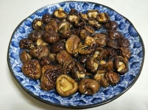 干香菇冷水泡4小时以上，也可以呀泡一夜。(选用鲜香菇也可以)我的是朋友送来的一大包干香菇。