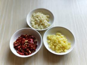 姜蒜去皮，辣椒切碎。