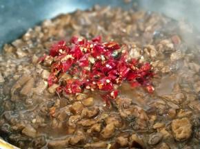 加入盐。辣椒(根据个人口味加入盐，不加也可以，因为豆瓣酱和生抽都含盐)