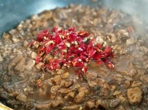 加入盐。辣椒(根据个人口味加入盐，不加也可以，因为豆瓣酱和生抽都含盐)