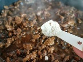 约25分钟样子香菇肉酱基本好了，关火，借助余温加入鸡粉翻炒均匀，