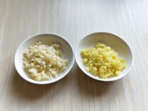 姜蒜去皮切碎。