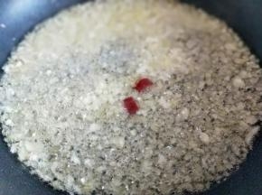 加入切好的姜蒜，辣椒，超出香味。