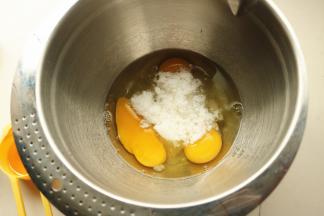 全蛋和白砂糖混合，隔水加热到40度左右，用手接触，感觉微微有点烫就可以了。