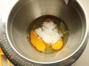 全蛋和白砂糖混合，隔水加热到40度左右，用手接触，感觉微微有点烫就可以了。