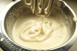 打发到浓稠，提起打蛋器，大约两秒滴落一滴即可。也可划花纹，8秒不消失即可。