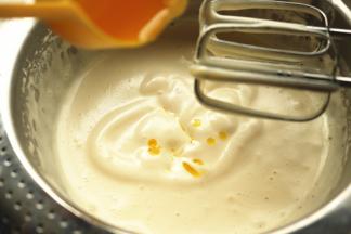 分次加入油和蜂蜜。