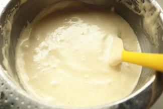 筛入低筋粉，用刮刀抄底，轻轻翻拌均匀，拌好的面糊比较浓稠。