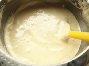 筛入低筋粉，用刮刀抄底，轻轻翻拌均匀，拌好的面糊比较浓稠。