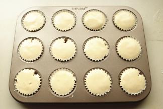加入做好的蛋糕糊大约8分满。多余的装了6个纸杯。