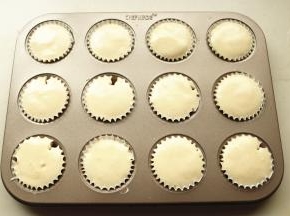 加入做好的蛋糕糊大约8分满。多余的装了6个纸杯。