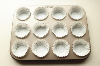 学厨迷你蛋糕模放上配套的纸杯。