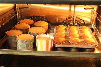 烤好的蛋糕，饱满喜人。也能闻到浓浓的蛋香。