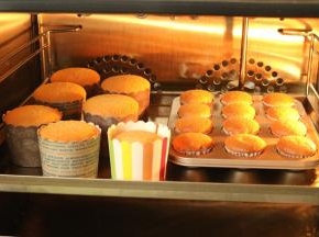 烤好的蛋糕，饱满喜人。也能闻到浓浓的蛋香。