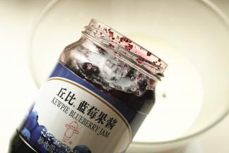 200克淡奶油加入50克蓝莓果酱，取比较粘稠的果酱，太稀会影响打发。