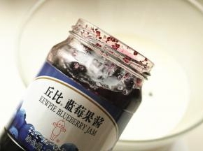 200克淡奶油加入50克蓝莓果酱，取比较粘稠的果酱，太稀会影响打发。