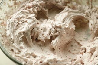 打发好，就成了蓝莓果酱奶油。