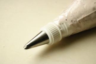 奶油装入裱花袋，用的小曲奇花嘴。