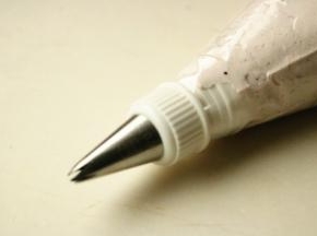 奶油装入裱花袋，用的小曲奇花嘴。