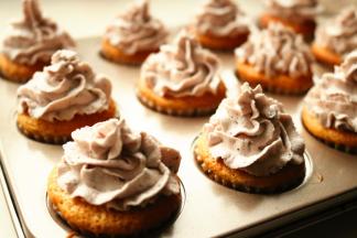 蛋糕表面挤上果酱奶油即可。