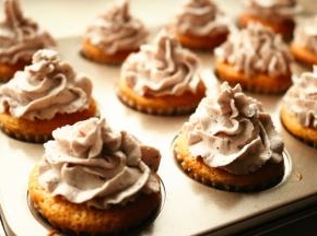 蛋糕表面挤上果酱奶油即可。