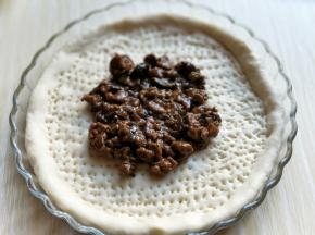 翻去自制的香菇肉酱。