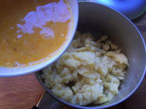 面团不烫手后，分几次加入蛋液（将三个鸡蛋混合搅拌均匀）