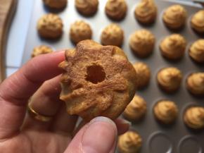 出炉冷却后，用筷子在泡芙底下戳一个洞